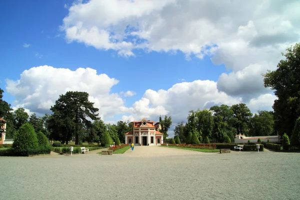 In het park uit Mnichovo Hradiste is castle een oranjerie en een tuinpaviljoen — Stockfoto