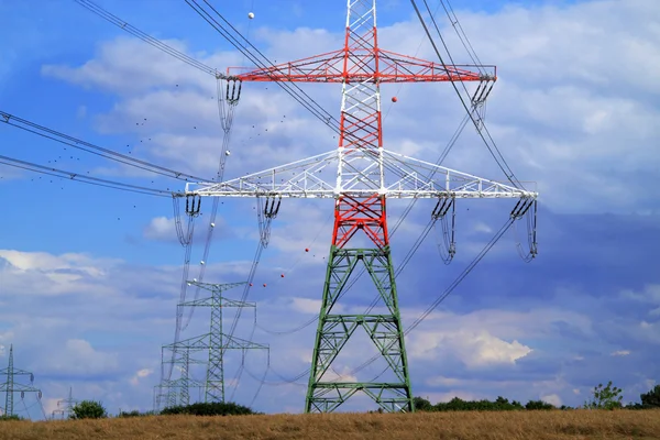 Yüksek elektrik direkleri arazide