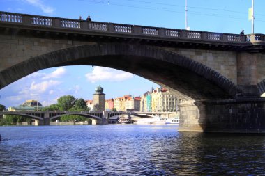 Köprü Nehri üzerinde Amerikanlar, Prag