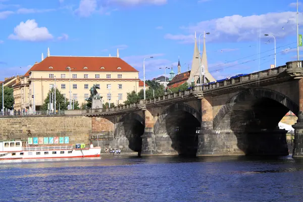 Прага с рекой Молдау — стоковое фото