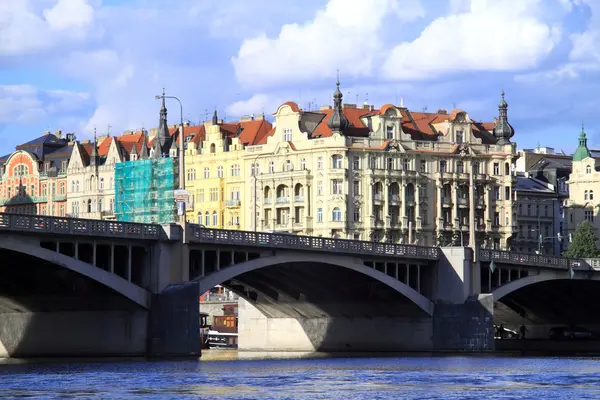 En av de många broarna i Prag — Stockfoto