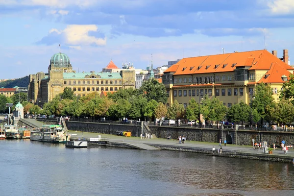 Praga jest pełne starych budynków — Zdjęcie stockowe
