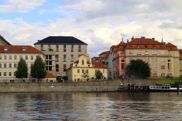 Prague is home to more than 1 million inhabitants — Stock Photo, Image