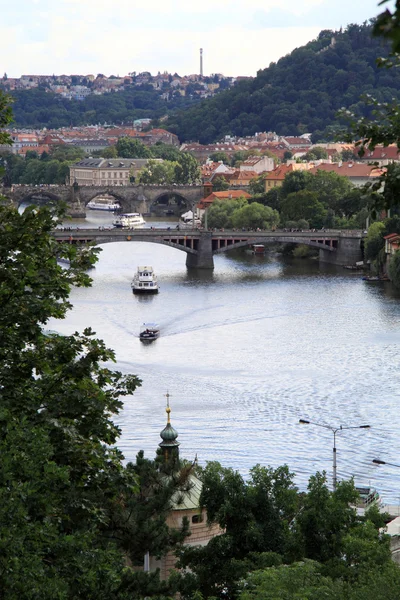 Praga tiene muchos puentes que conectan la ciudad — Foto de Stock