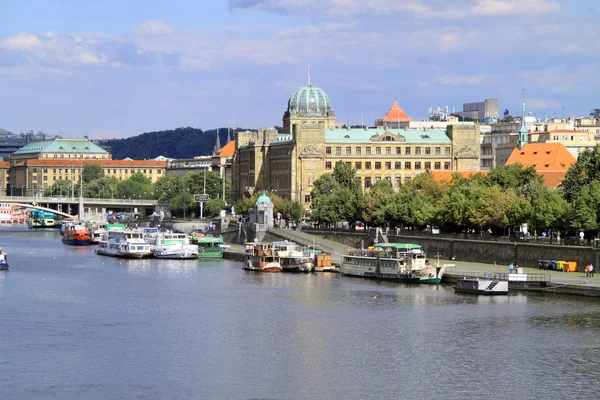 Золотой город Праги полон старых зданий — стоковое фото