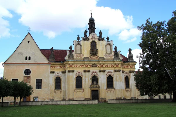 Ornate church and chapel at the castle Mnichovo Hradit in Czech Republic — Stock Photo, Image