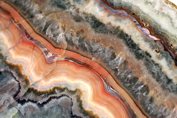 Камень агата бывает разных цветов
