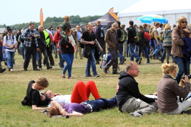 insanlar açık hava günlerinde tadını çıkarın.