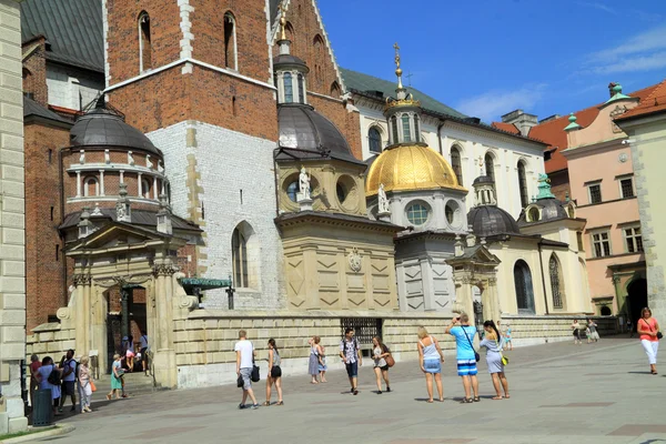 El castillo gótico de Wawel en Cracovia en Polonia fue construido desde 1333 hasta 1370 — Foto de Stock