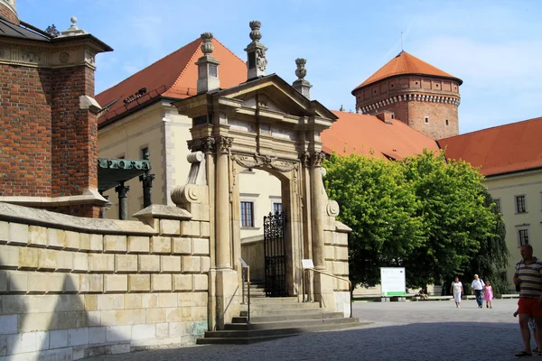 El castillo gótico de Wawel en Cracovia en Polonia fue construido desde 1333 hasta 1370 . — Foto de Stock