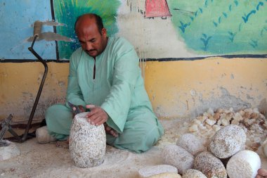 Mısır sanatçılar ile basit anlamı güzel nesneler yapmak