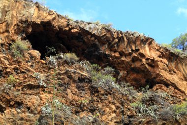 Yerliler tarafından yaşadığı mağara