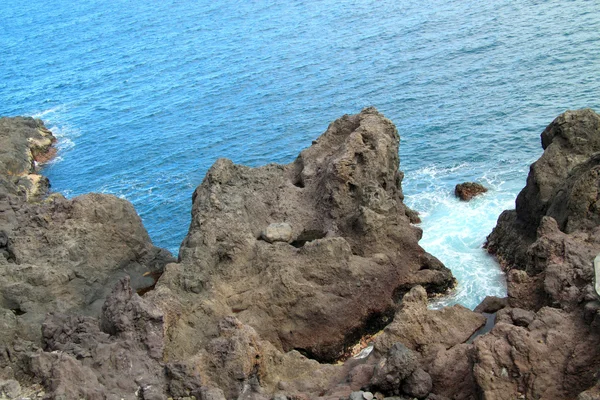 Côtes d'une île volcanique — Photo