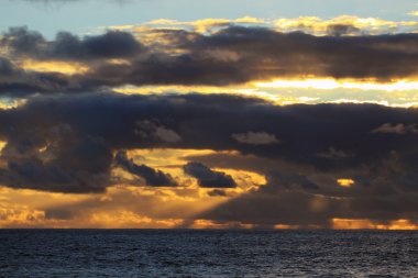 Bulutların arkasındaki güneş