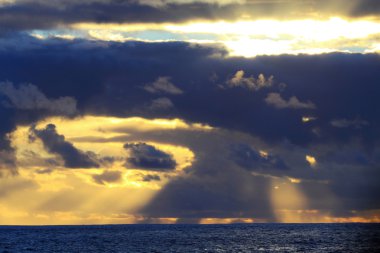 Bulutların arkasındaki güneş