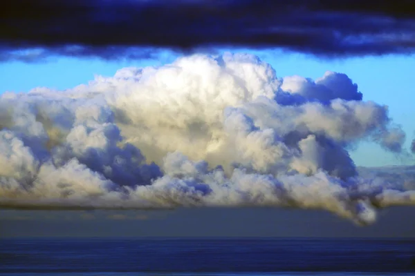 De lourds nuages au-dessus de l'océan — Photo
