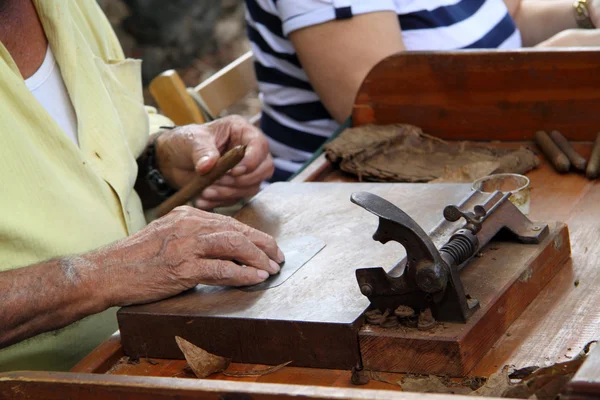 Manually creating cigars — Stock Photo, Image