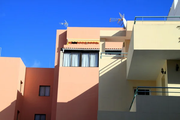 Apartamentos soleados y coloridos — Foto de Stock