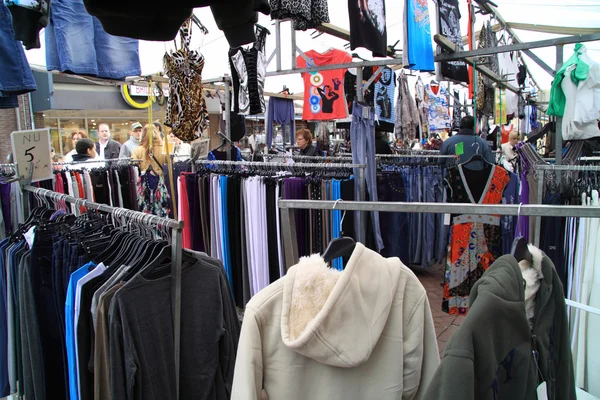 Achats de vêtements sur le marché — Photo