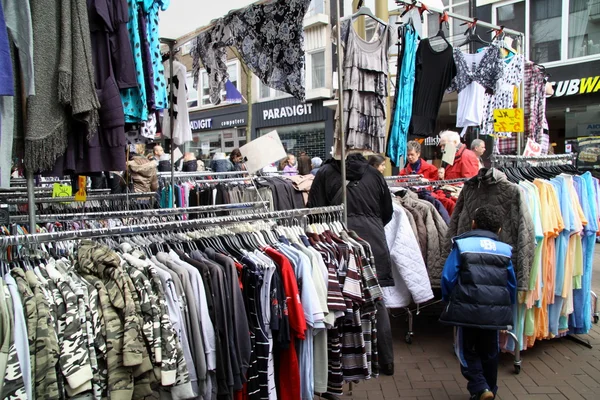 Compras de roupas no mercado — Fotografia de Stock