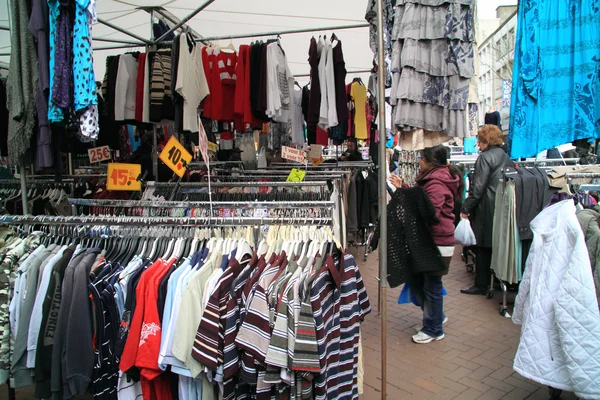 Achats de vêtements sur le marché — Photo