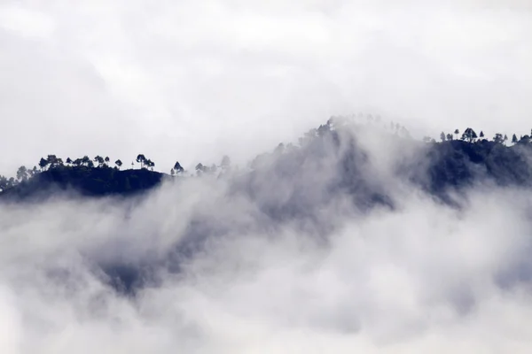 Volkan bulutların üstünde — Stok fotoğraf