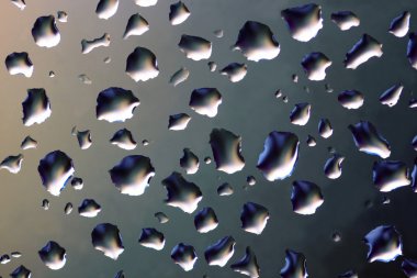 Pencerede yağmur damlaları