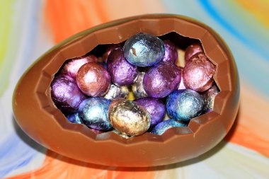 Küçük yumurta ile dolu büyük çikolata yumurta