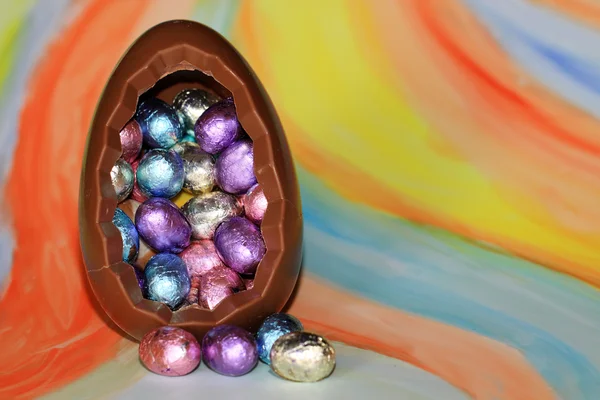 Küçük yumurta ile dolu büyük çikolata yumurta