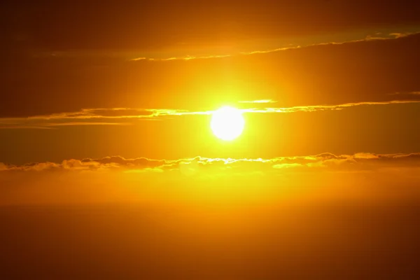 Solen med orange röd himmel — Stockfoto