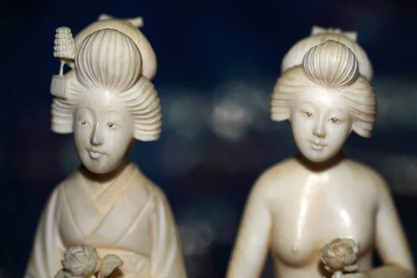 Two antique women ivory figurines — Stock Photo, Image