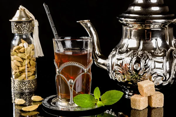 Arabic mint tea and cardamon seeds — Stock Photo, Image