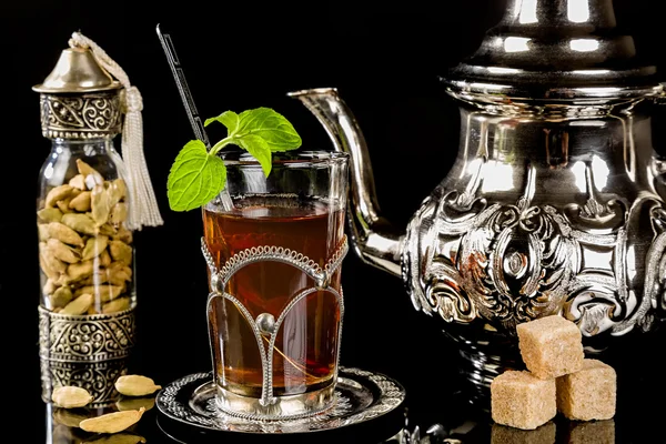 Arabic mint tea and cardamon seeds — Stock Photo, Image