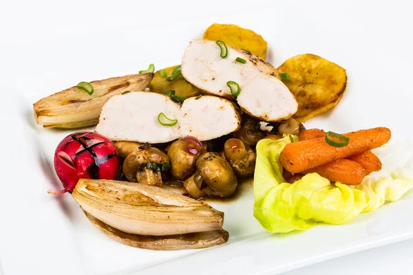 Poulet aux champignons sautés, échalotes et petites carottes glacées — Photo