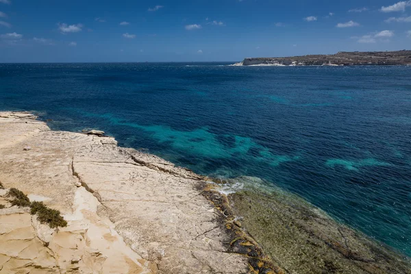 Playa rocosa en MarsaskalaPlaya rocosa en el golfo de Marsaskala, Malta . — Foto de Stock