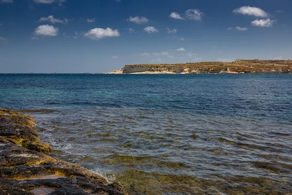 Playa rocosa en MarsaskalaPlaya rocosa en el golfo de Marsaskala, Malta . — Foto de Stock