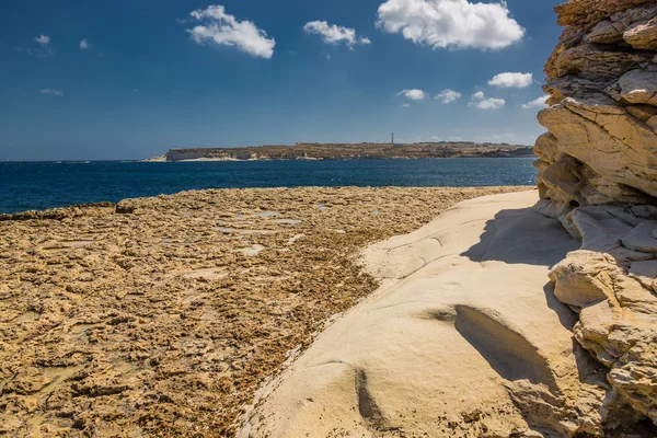 Playa rocosa en MarsaskalaPlaya rocosa en el golfo de Marsaskala, Malta . — Foto de Stock