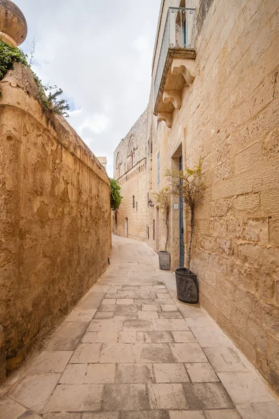 Silent and magical alley in Mdina, Malta — ストック写真