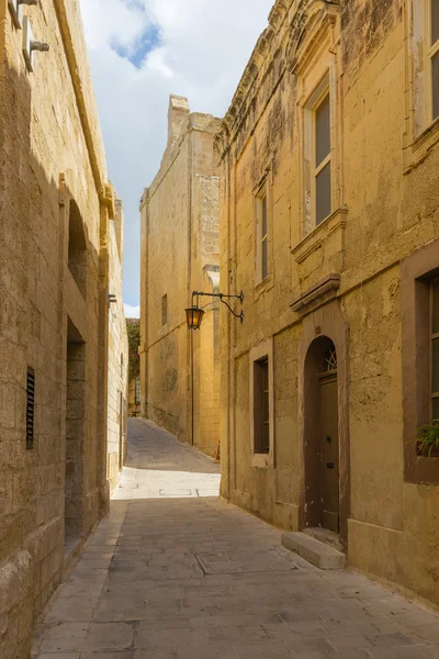 Callejón silencioso y mágico en Mdina, Malta —  Fotos de Stock