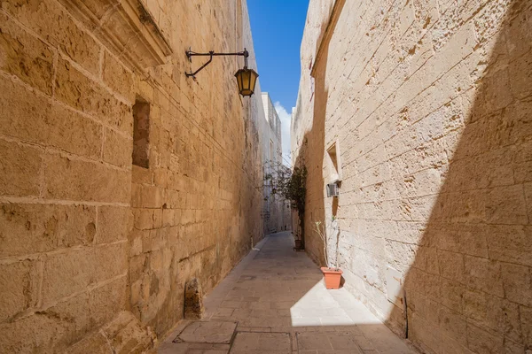 Callejón silencioso y mágico en Mdina, Malta — Foto de Stock