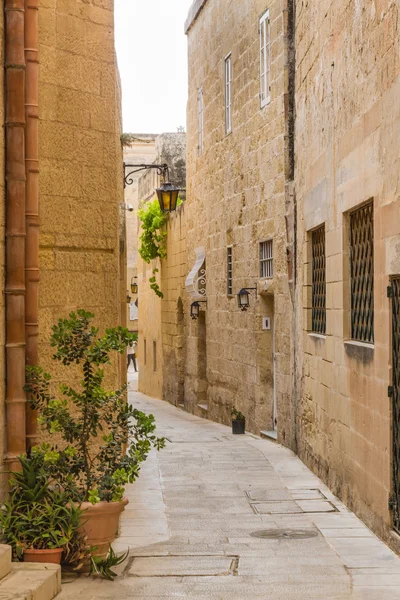Callejón silencioso y mágico en Mdina, Malta —  Fotos de Stock