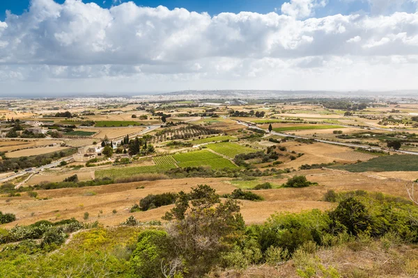 Vista del paisaje desde las murallas de Mdina en Malta . — Foto de Stock