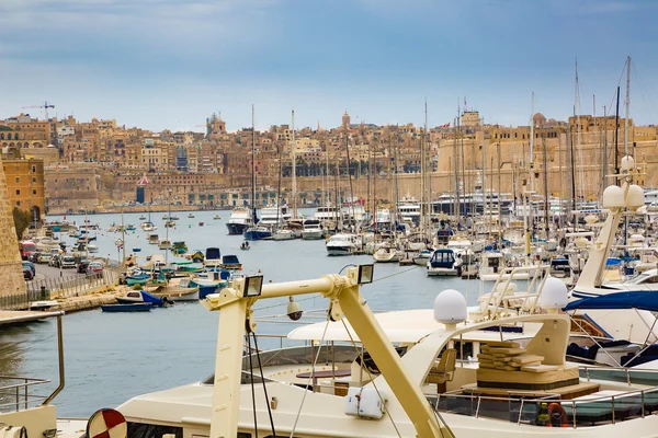 Valletta, Malta - 07 mei 2017: In de baai The Grand Haven — Stockfoto