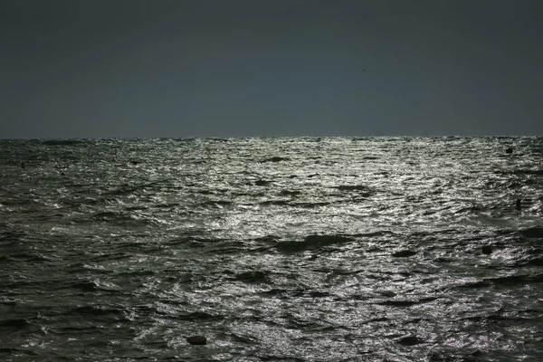 O mar calmo antes de uma tempestade noturna . — Fotografia de Stock