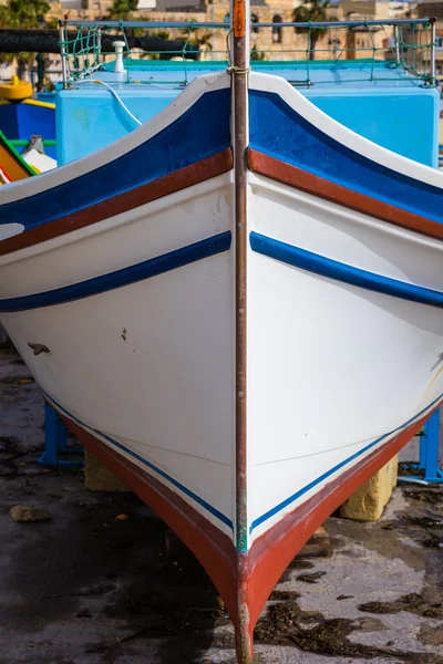 Szczegóły nabrzeża portu rybackiego w mieście Marsaxlokk — Zdjęcie stockowe