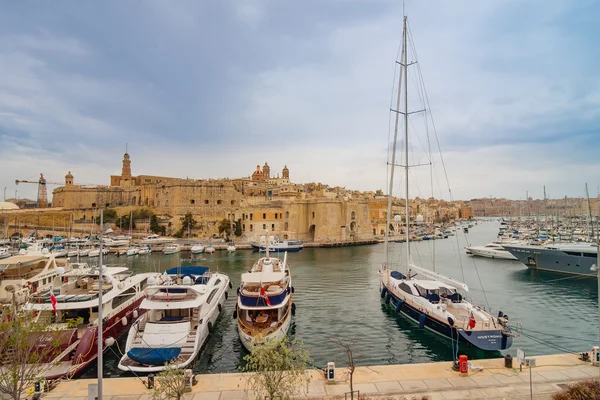 Valletta, Malta - den 07 maj, 2017: I bay The Grand Harbor — Stockfoto