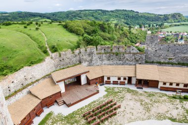 Avlu ve kale Beckov, Slovakya