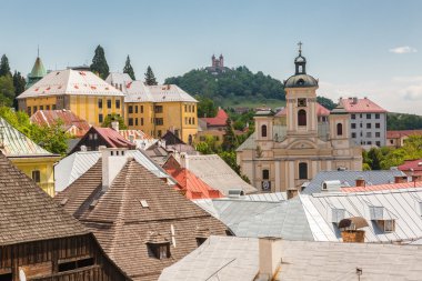 Banska Stiavnica şehir rooftops üzerinde göster