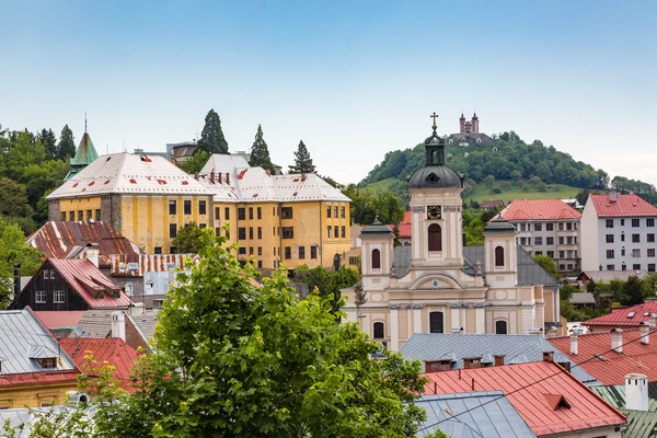 Banska Stiavnica şehir rooftops üzerinde göster