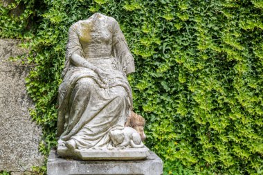 Heykelin baş a yavru kedi ile olmadan